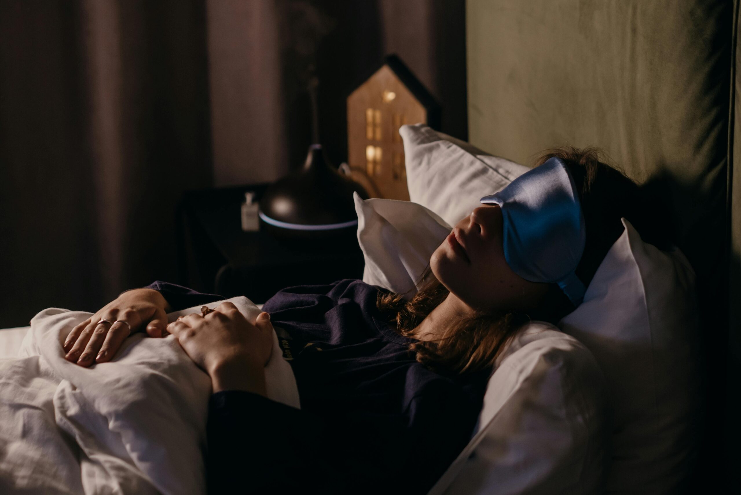 Pessoa cansada na cama ao acordar pela manhã