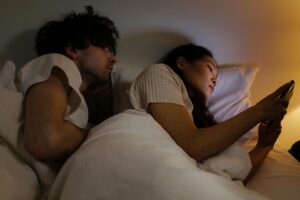 Deitado para dormir mexendo no celular 